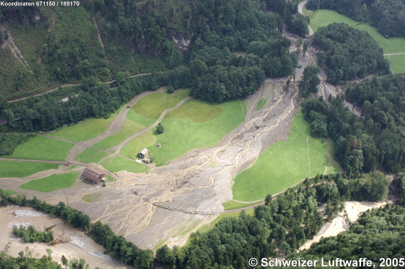 Verschüttete Strasse und Eisenbahn nach Engelberg im August 2005 (Position 671150189170)